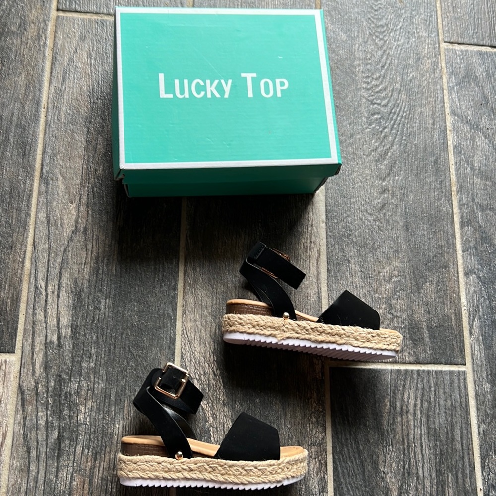 New! Lucky Top sandals